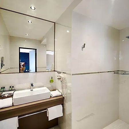 Maison Toussaint מלון 3*